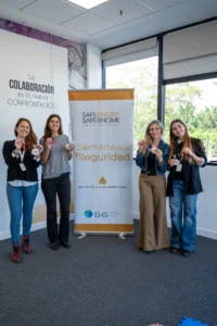 Banner institucional de la Semana de la Seguridad de L’Oréal en el espacio de capacitación.