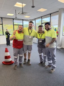 Trabajadores de L’Oréal en una capacitación práctica con conos durante la Semana de la Seguridad.