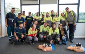 Grupo de trabajadores de L’Oréal en una capacitación de seguridad con simulador de RCP.