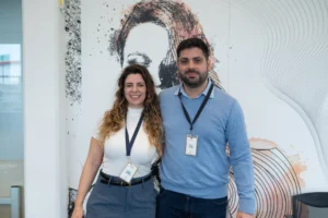 Equipo de Duramadre en la Semana de la Seguridad de L’Oréal junto a la gráfica institucional del evento.