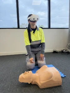 Participante realizando una práctica de RCP con realidad virtual en la Semana de la Seguridad de L’Oréal.