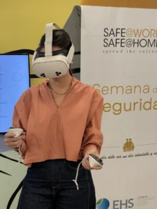 Participante usando visor de realidad virtual en una actividad de seguridad de L’Oréal.