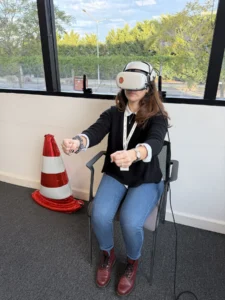 Participante realizando una actividad de realidad virtual con cono de seguridad en L’Oréal.