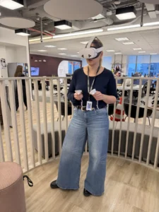 Participante de oficina usando visor de realidad virtual durante la Semana de la Seguridad de L’Oréal.