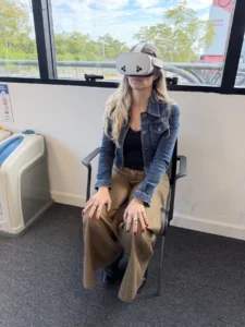 Participante de L’Oréal usando visor de realidad virtual en una capacitación de seguridad.