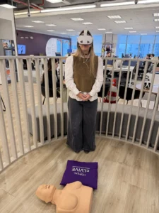 Participante de oficina en actividad de realidad virtual durante la Semana de la Seguridad de L’Oréal.