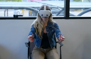 Participante de la Semana de la Seguridad de L’Oréal realizando una simulación con realidad virtual.