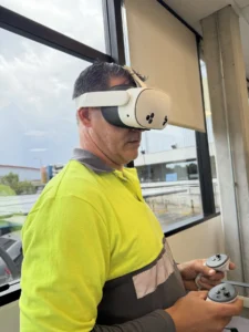 Trabajador de L’Oréal usando visor de realidad virtual en una actividad de seguridad.