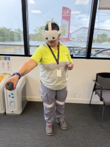 Trabajador participando de una actividad con realidad virtual durante la Semana de la Seguridad de L’Oréal.