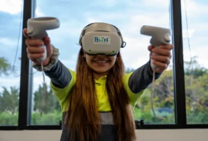 Trabajadora de L’Oréal participando en una actividad de realidad virtual durante la Semana de la Seguridad.