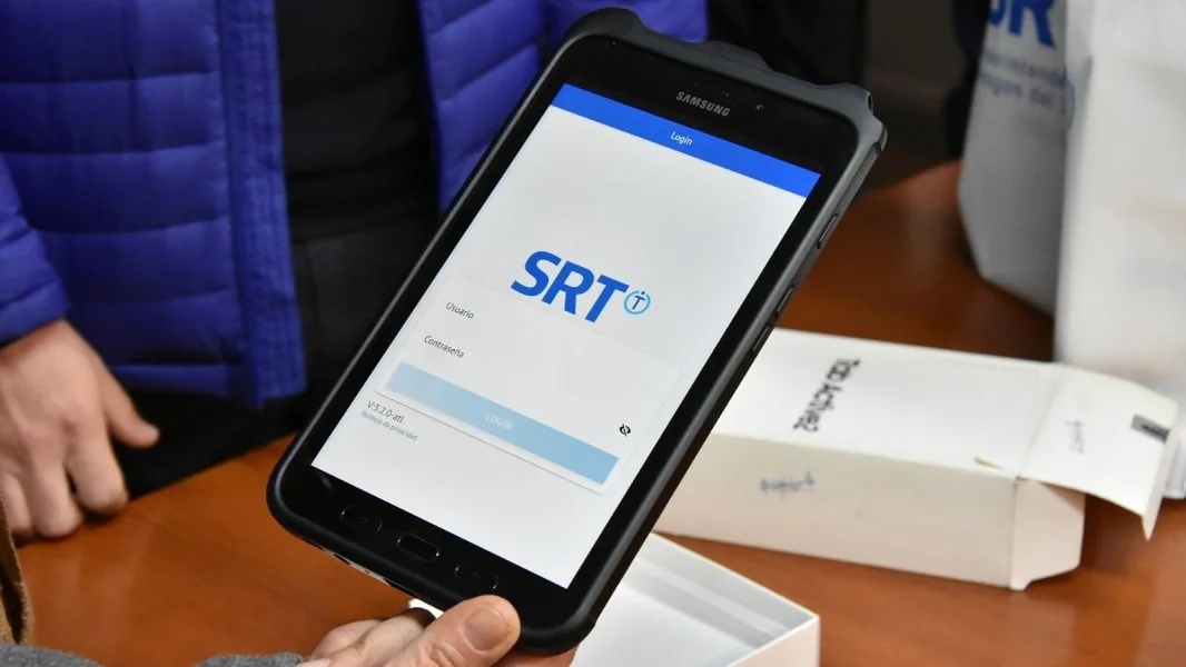Tablet con sistema de la SRT utilizada como referencia para una inspección mediante Acta Digital Única