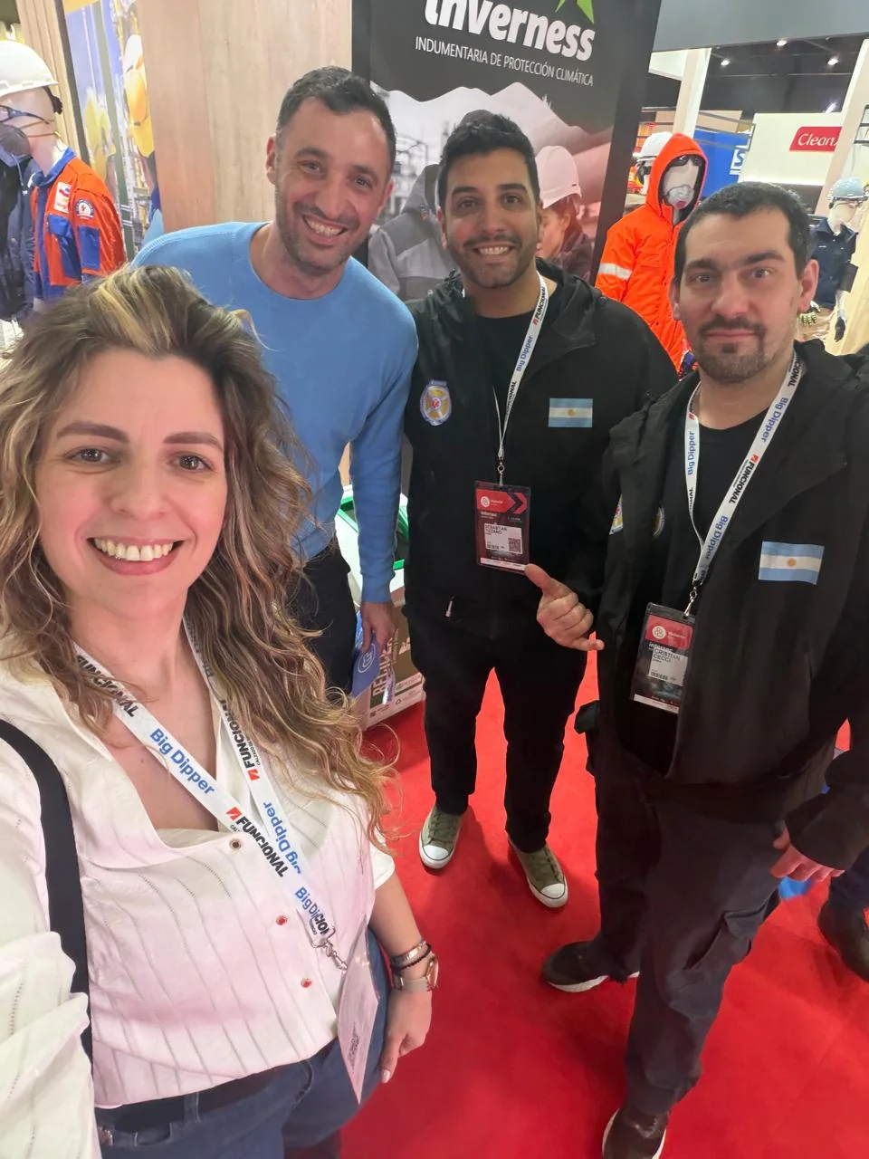 Profesionales en un stand de seguridad durante Intersec Buenos Aires 2026
