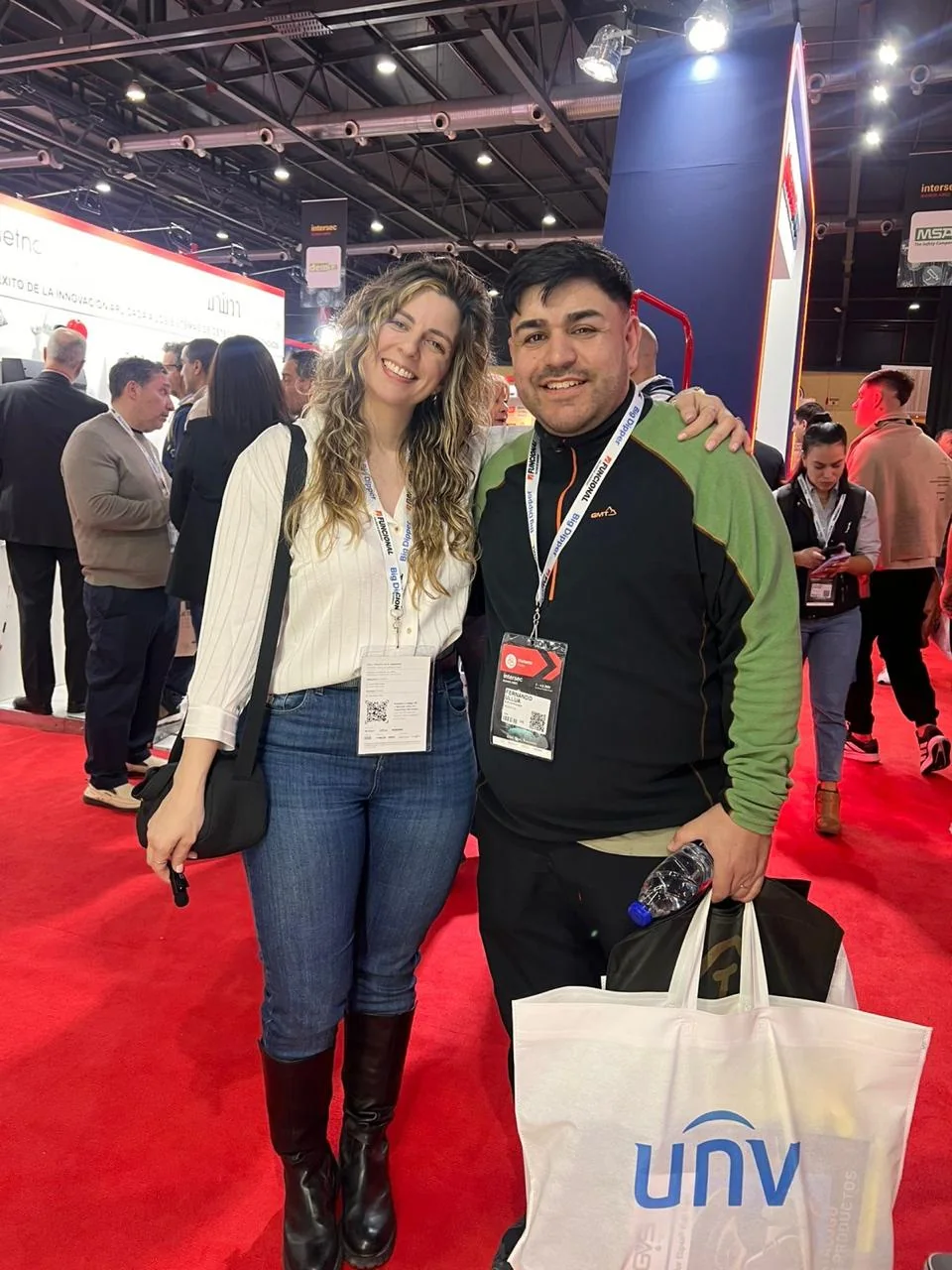 Profesionales recorriendo Intersec Buenos Aires 2026 en La Rural