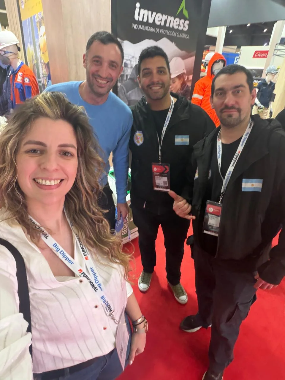 Equipo de profesionales durante una recorrida por Intersec Buenos Aires 2026